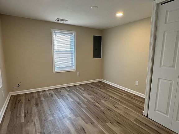 3rd image of 2389 White Oak Rd