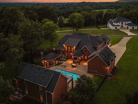 3rd image of 3902 Lakebrook Dr