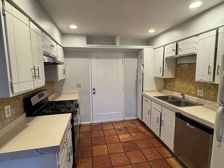 3208 E Almartin St — Photo 5