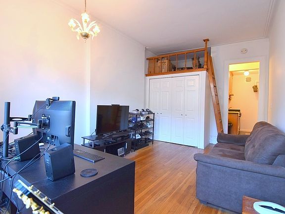 3rd image of 126 W 75th St APT 6