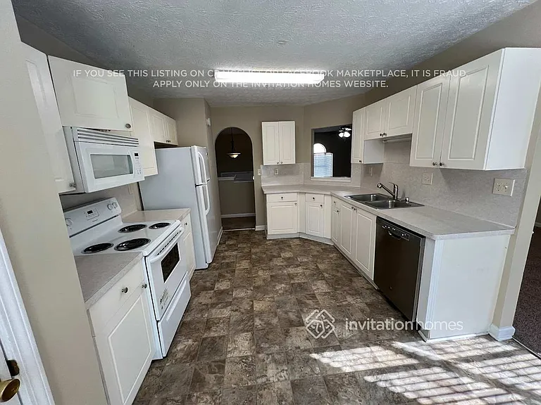 842 Stonebridge Cres — Photo 4