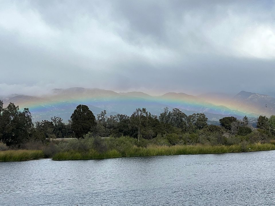 Lake Los Carneros a 5 min. walk! Stow House, Goleta Beach, Sprouts, Albertsons, Trader Joe's, and more very close!