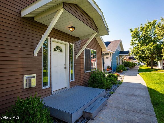 3rd image of 1301 N Forsythia Cir