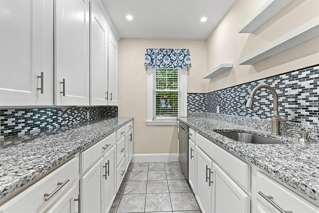 3 bed, 1.0 bath, 1500 sqft, $3,700 — Photo 4