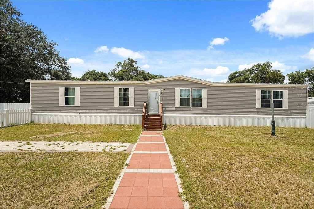 5 bed, 3.0 bath, 2052 sqft, $2,400 — Photo 1