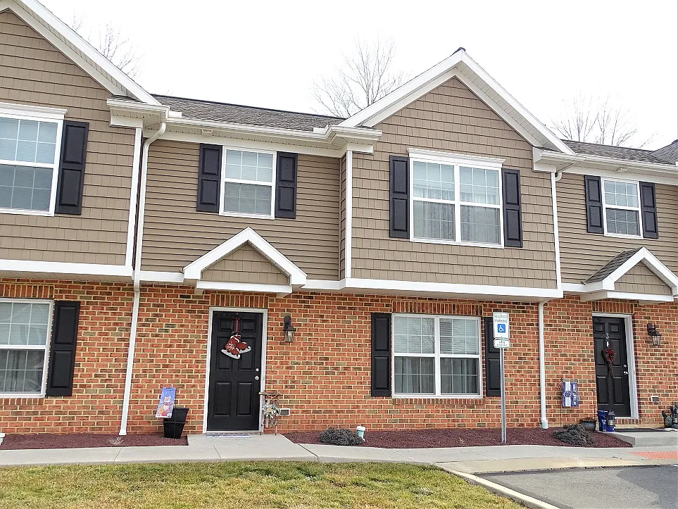 3 bed, 2.5 bath, $1,750 — Photo 1