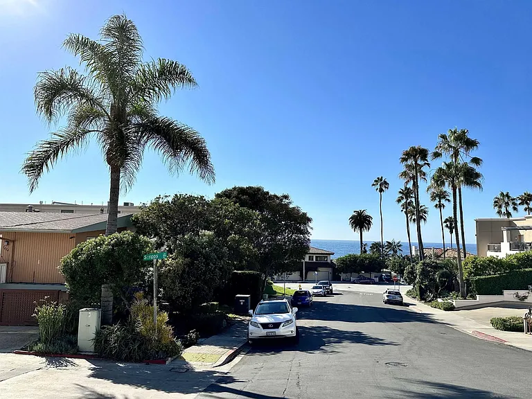 7672 La Jolla Blvd — Photo 15
