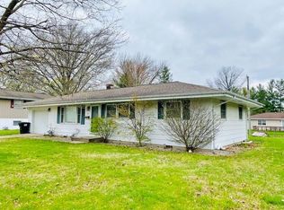 10 Circle Dr, Charleston, IL 61920