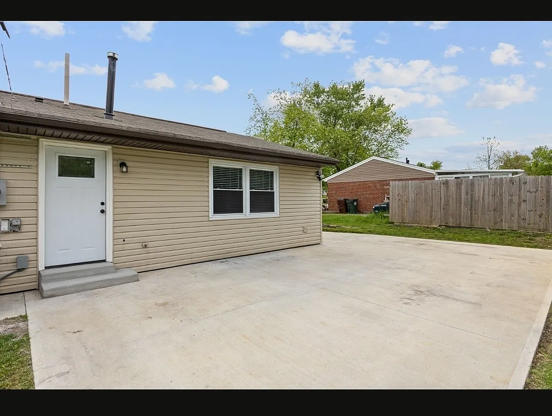 3 bed, 950 sqft, $1,949 — Photo 3