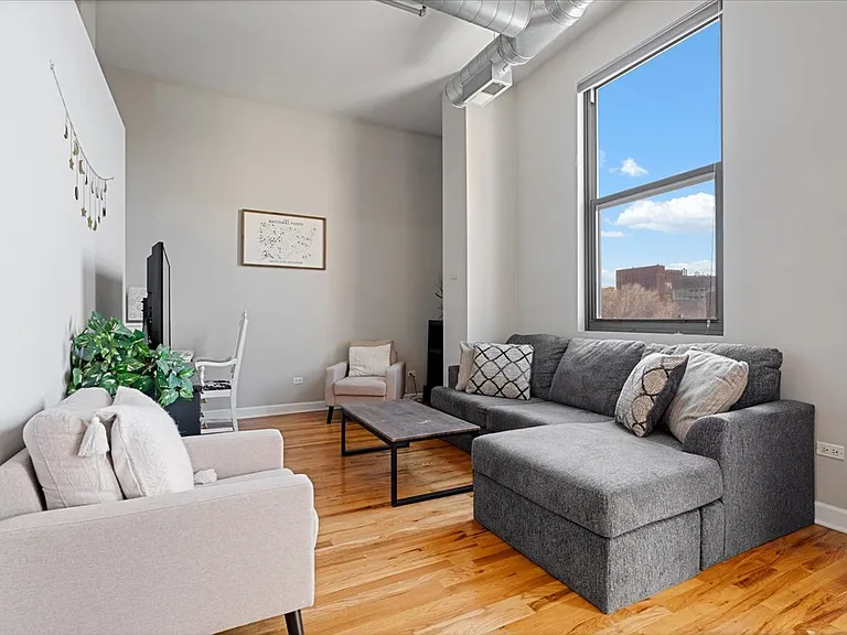 824 W Superior St #306 — Photo 7
