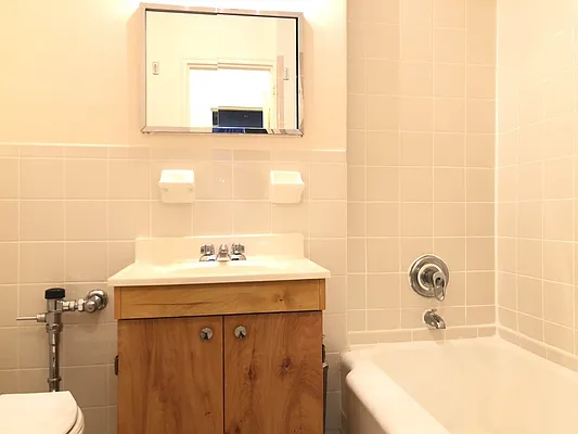 Rented by Kew Forest Realty Inc | media 5