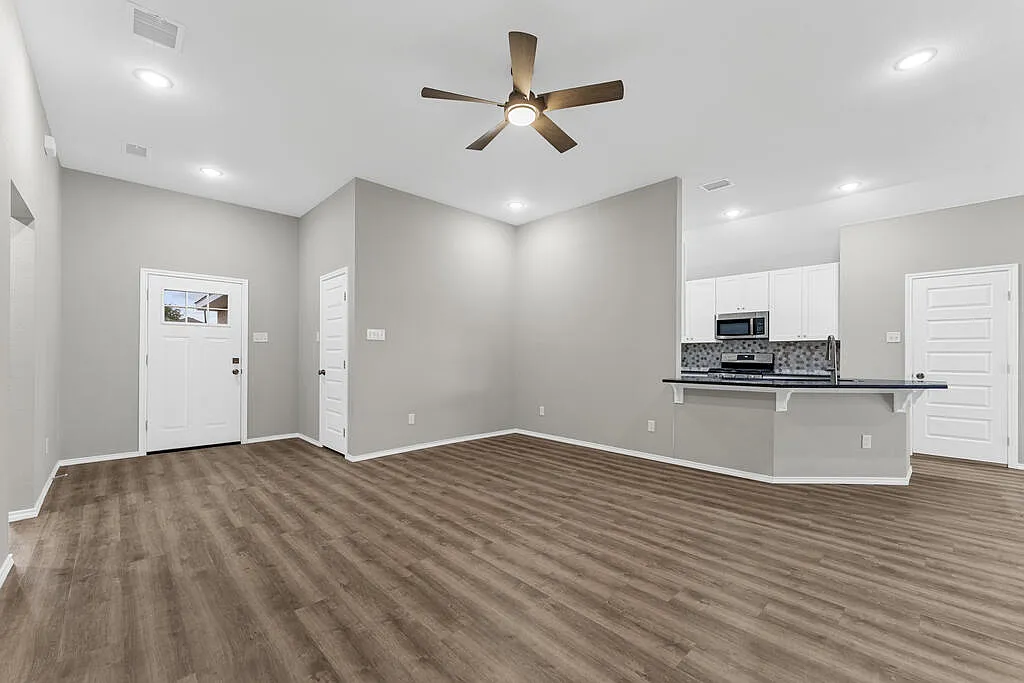 3 bed, 2.0 bath, 1504 sqft, $2,500 — Photo 3