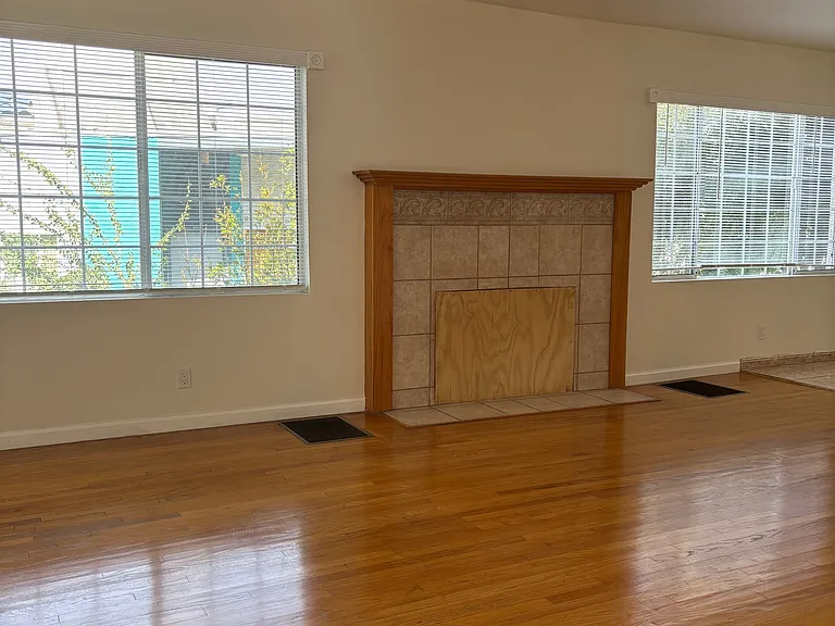 221 S Commonwealth Ave — Photo 10