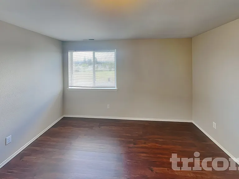 1105 Village Pkwy E — Photo 8