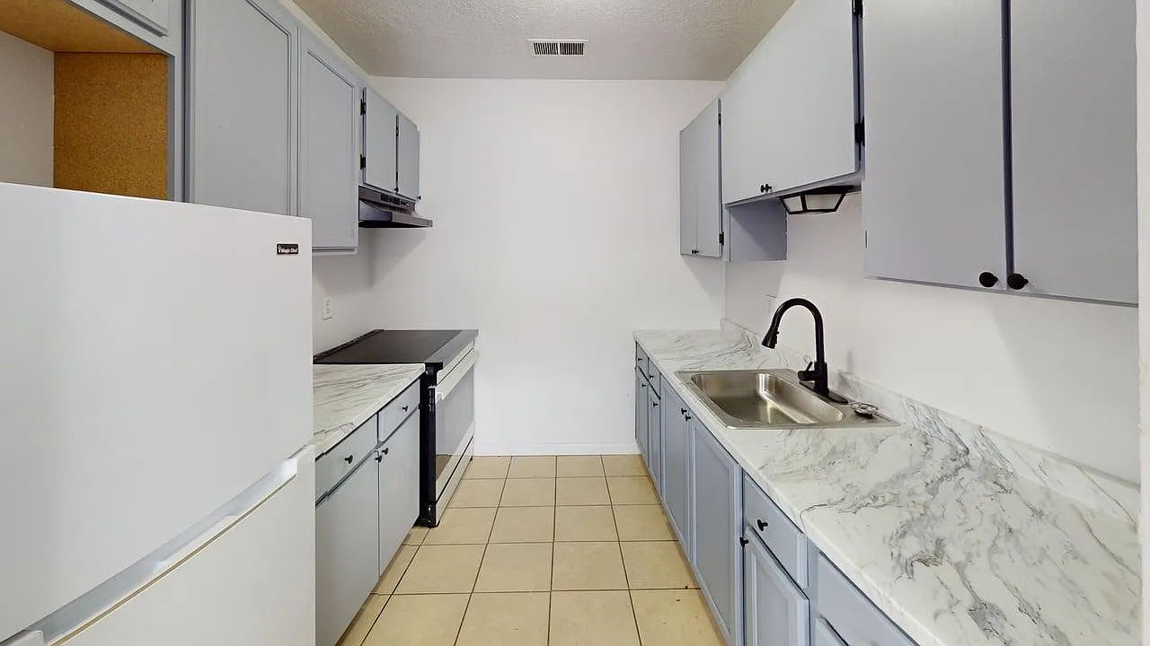 Renovated, Large UNM Area 2 Bed Apt w/ Washer / Dryer and Private Yard — Photo 1