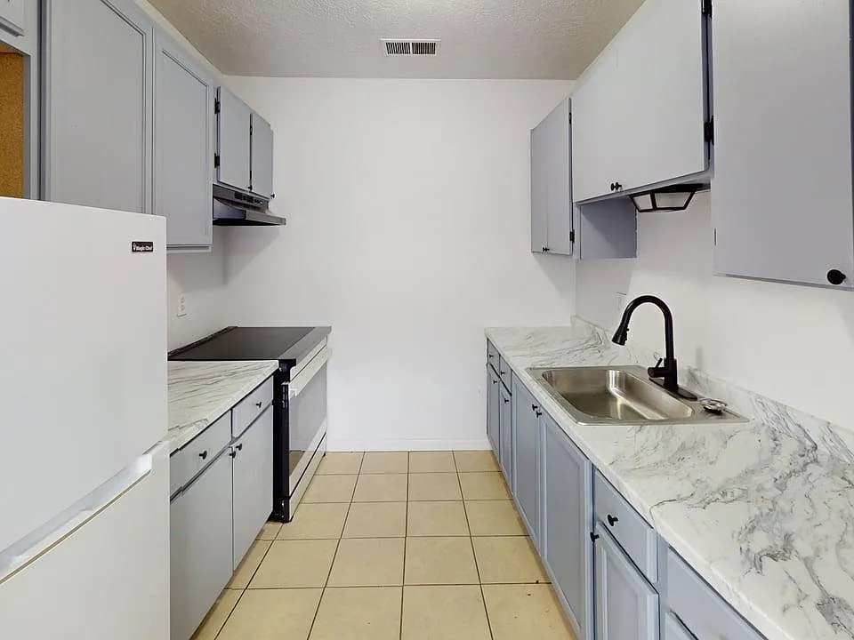 Renovated, Large UNM Area 2 Bed Apt w/ Washer / Dryer and Private Yard