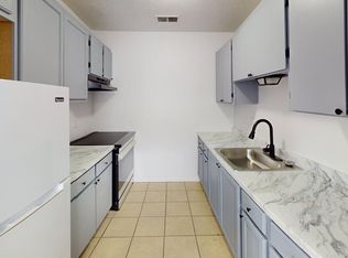 Renovated, Large UNM Area 2 Bed Apt w/ Washer / Dryer and Private Yard, Albuquerque, NM 87106