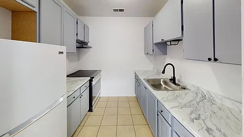Renovated, Large UNM Area 2 Bed Apt w/ Washer / Dryer and Private Yard Photo 1