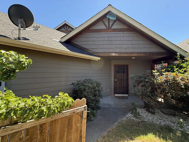 2150 NW Tara Ln — Photo 2