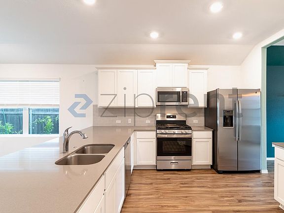 5th image of 206 Silver Glen Dr