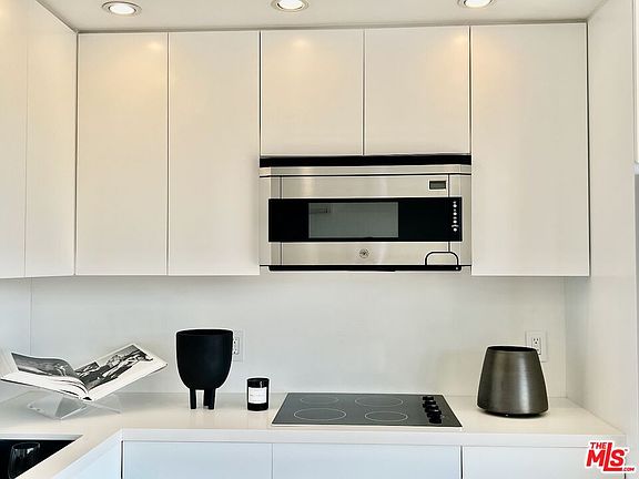 4th image of 999 N Doheny Dr APT 1002