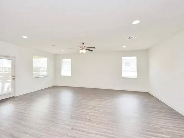 18325 Urbano Dr — Photo 7