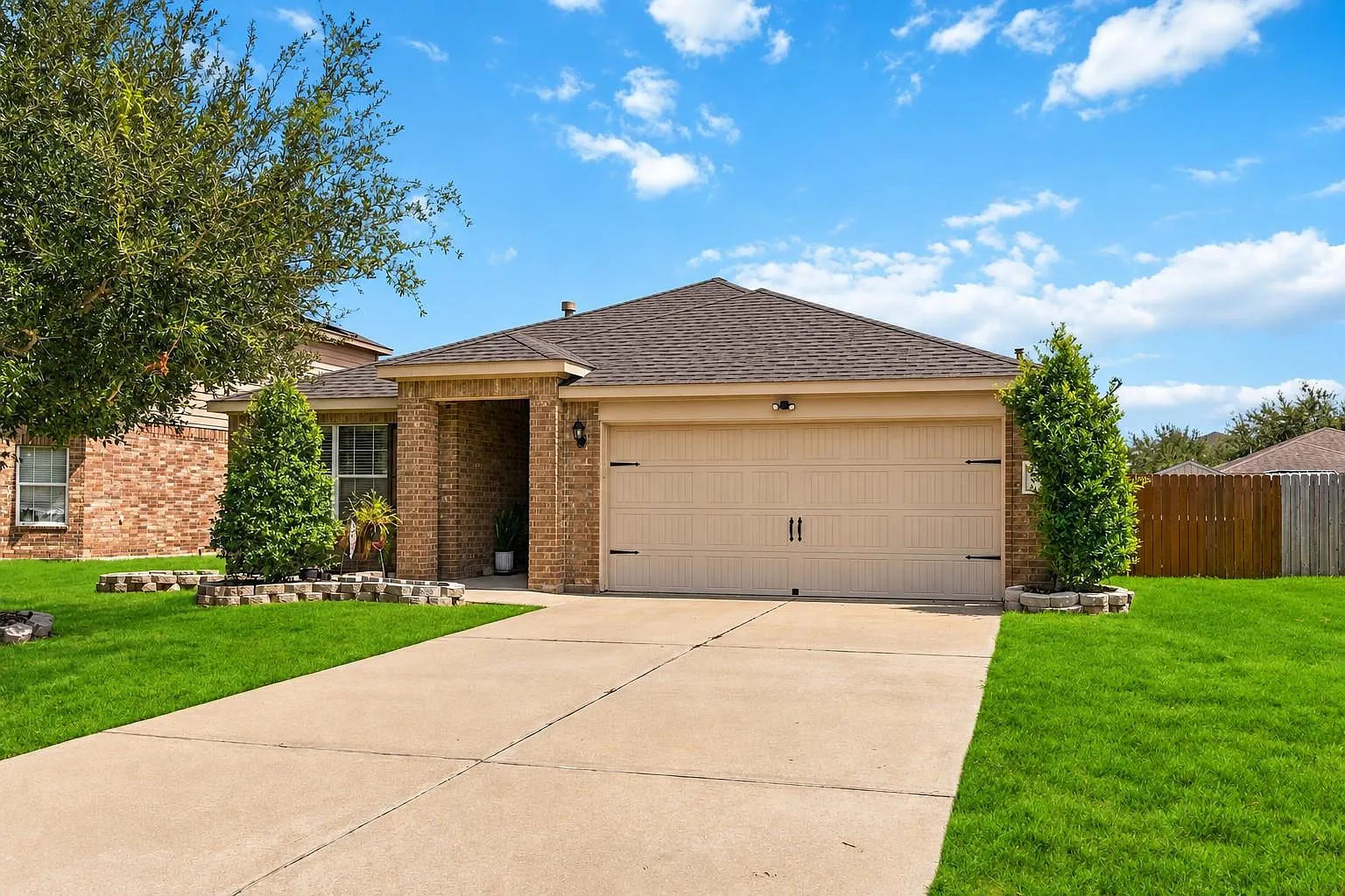 3 bed, 2.0 bath, 1373 sqft, $2,100 — Photo 2