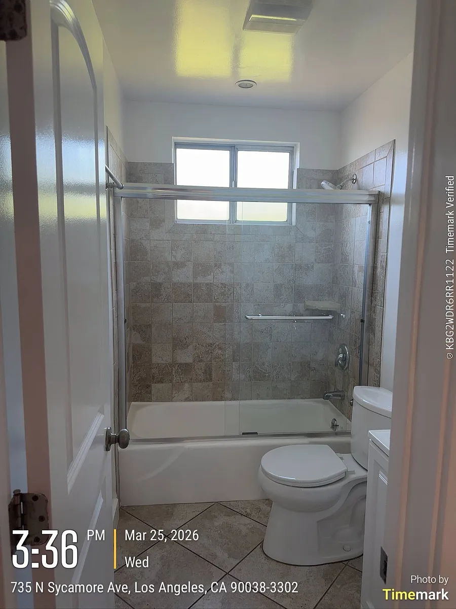 Building Photo - 735 N Sycamore Ave #18