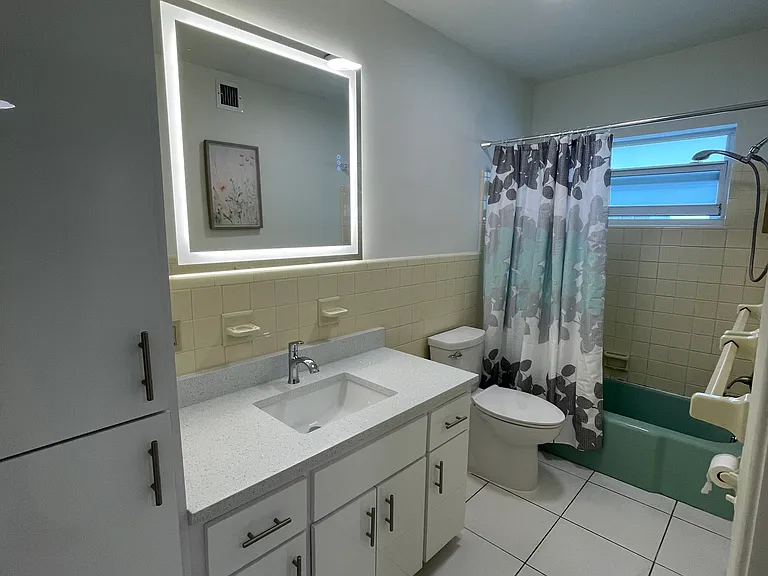 2352 NE 9th St #B2 — Photo 9