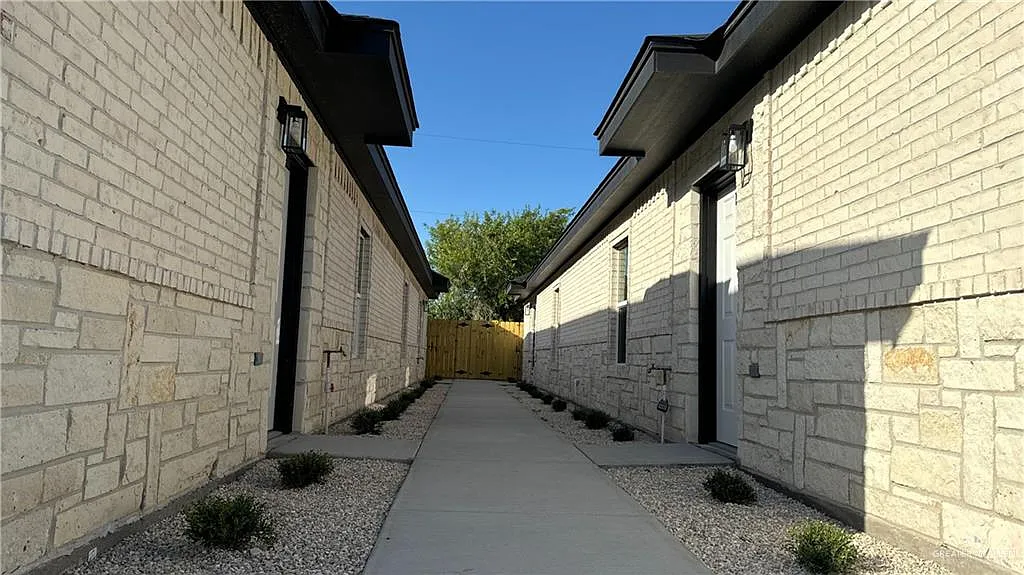 2 bed, 2.0 bath, 995 sqft, $1,150 — Photo 2