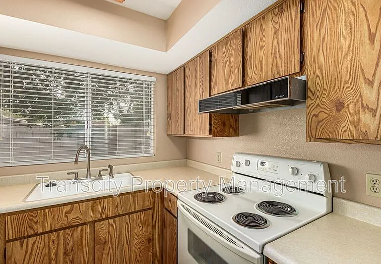 743 W Fordham Dr — Photo 3