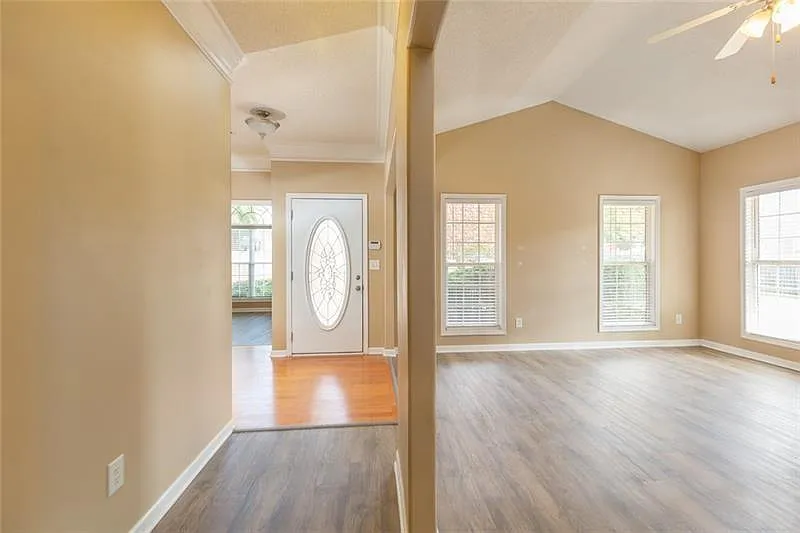 3 bed, 2.0 bath, 1758 sqft, $2,095 — Photo 4