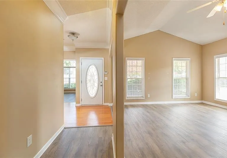 300 McKendree Ct — Photo 4