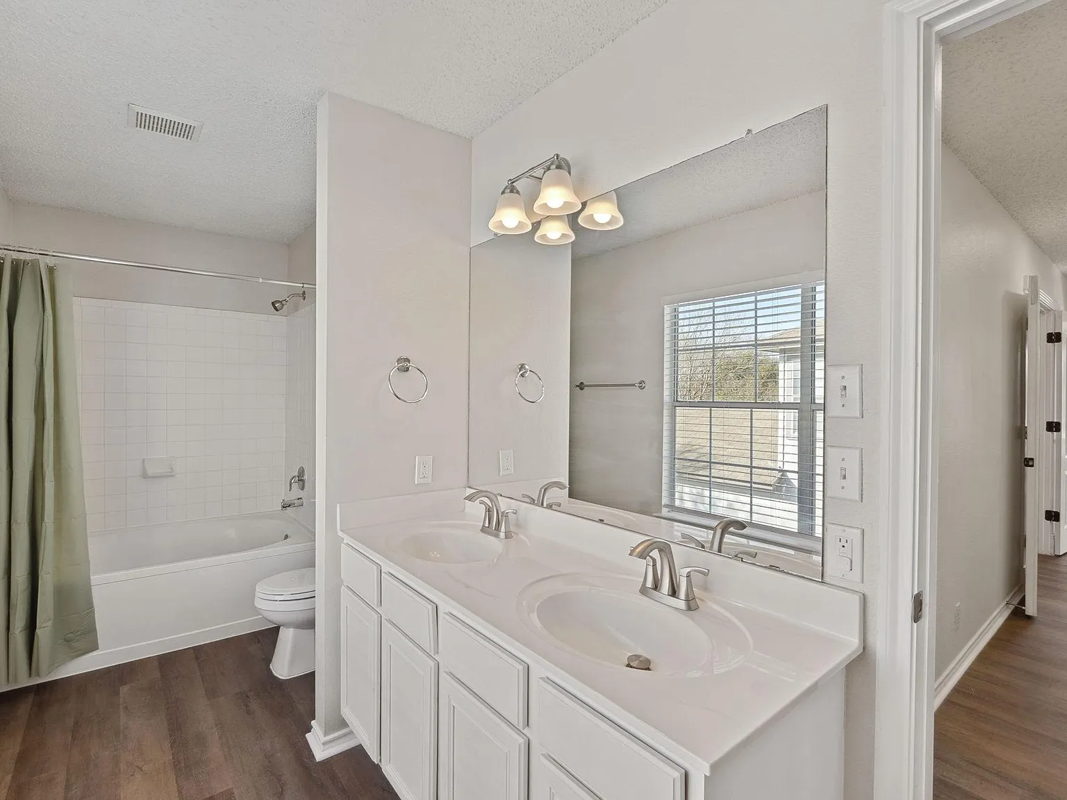 4 bed, 4.0 bath, 2500 sqft, $763 — Photo 4