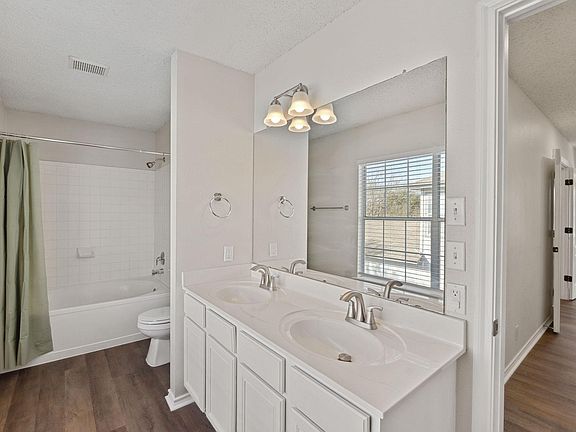 Bright & Clean Bathroom