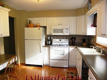 Kitchen - appliances stay!