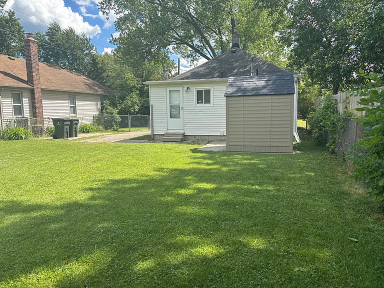 22441 Ridgeway St — Photo 54
