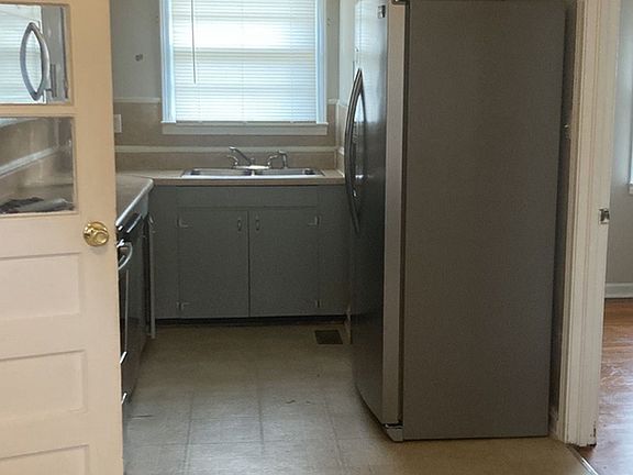 4th image of 6 Lexington Dr