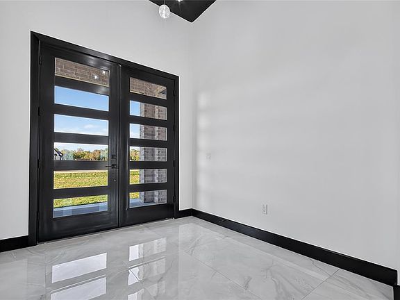 5th image of 132 W Lynn Court Dr