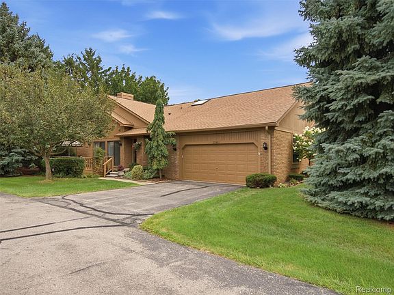 2nd image of 2195 London Bridge Dr
