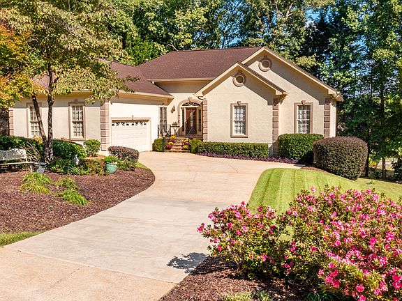 3rd image of 612 Redbud Ln