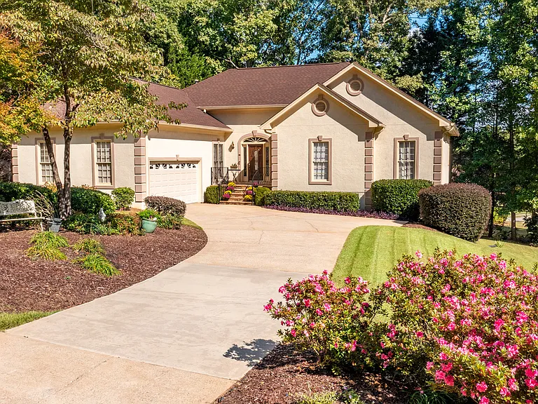 612 Redbud Ln — Photo 3