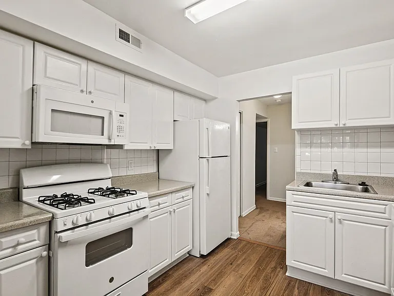 Fairway Apartments — Photo 6