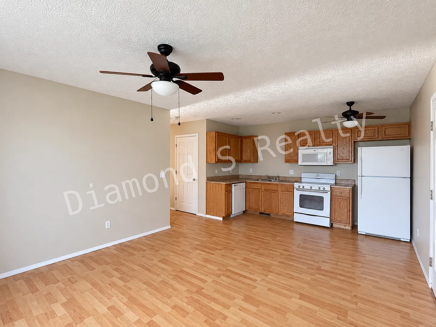 Nice 3 Bedroom Duplex Available Early October! — Photo 4
