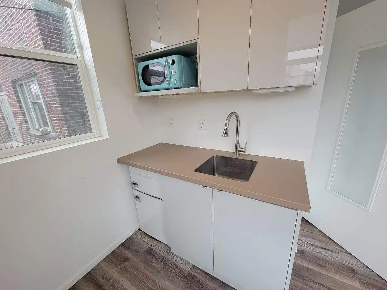 Studio, 300 sqft, $895 — Photo 4