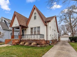 888 Rivard Blvd, Grosse Pointe, MI 48230