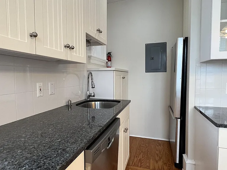 400 N Potomac St — Photo 5