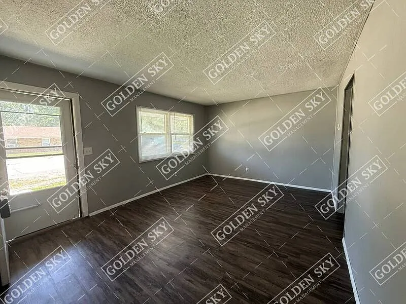 2 bed, 1.0 bath, 841 sqft, $825 — Photo 2