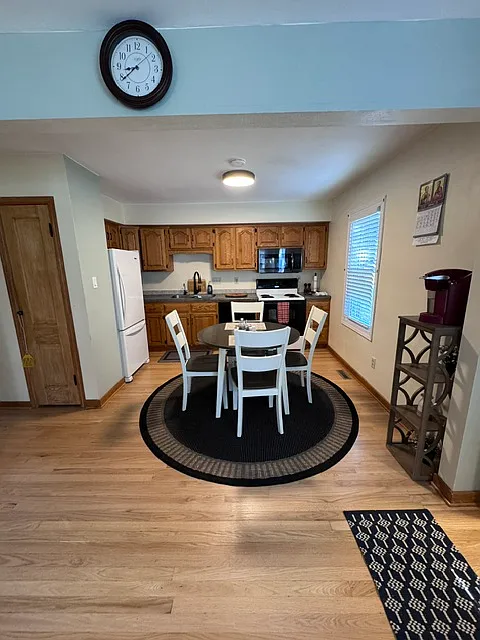 2 bed, 1100 sqft, $2,200 — Photo 3