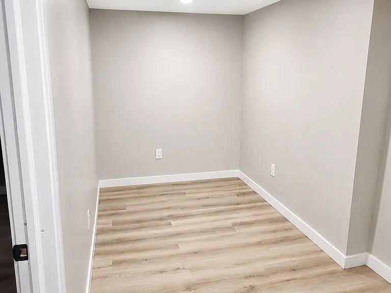 261 Clarence St — Photo 12
